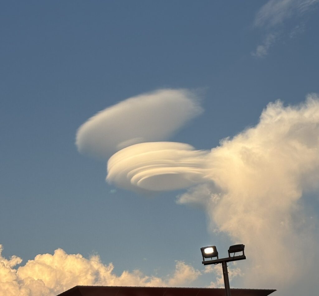 吊るし雲ってどんな雲 つるし雲 レンズ雲