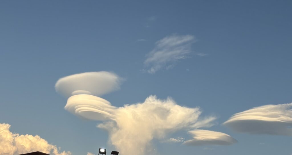 吊るし雲ってどんな雲 つるし雲 レンズ雲